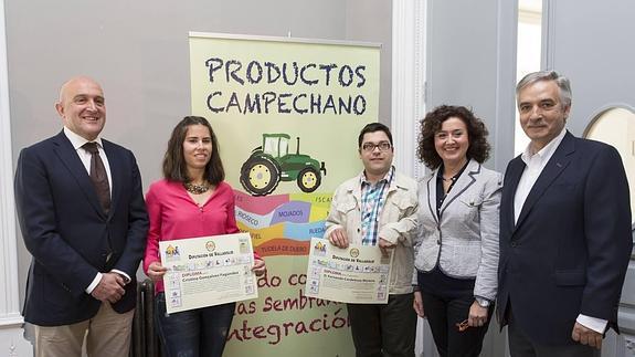 Carnero y Artemio Domínguez posan con los ganadores del concurso para elegir el logo de los nuevos productos. 