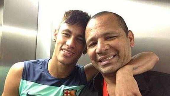 El futbolista junto a su padre. / 