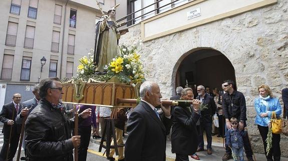 Los cofrades portan a hombros la imagen de San Pedro Mártir de Verona.
