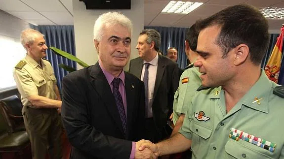 Luis Bermúdez recibe la felicitación del comandante Peña en su toma de posesión el 10 de julio de 2012. 