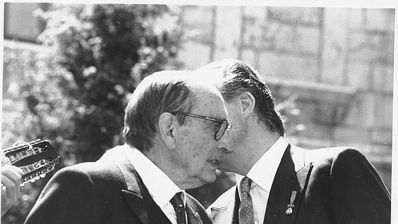 El monarca y Delibes comparte confidencias en el acto de entrega del Cervantes. 