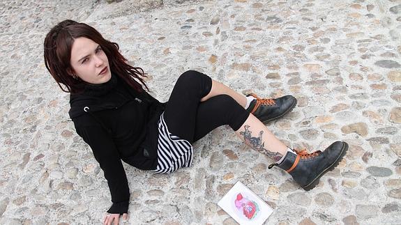 Andrea Angelina de Blas posa junto a las escaleras del Postigo con una de sus ilustraciones. 