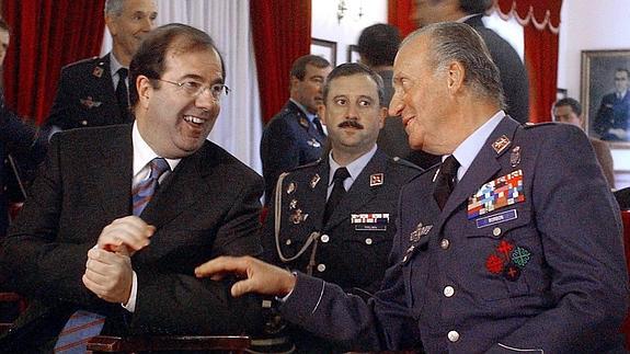 El rey Juan Carlos conversa con el presidente de la Junta Juan Vicente Herrera, durante la visita que realizó a la Academia Básica del Aire dentro de la ronda habitual que Don Juan Carlos realiza a las distintas unidades militares.