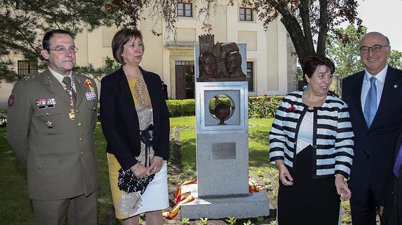 El general Sanz y Calabria, con Pilar Sanz, Clara Luquero y Elías Fereres, ante el monolito instalado en el jardín del Alcázar.