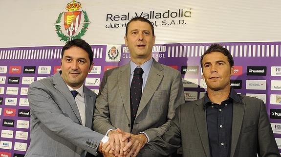 Braulio Vázquez, director deportivo; Carlos Suárez, presidente, y Joan Francesc Ferrer 'Rubi', entrenador.