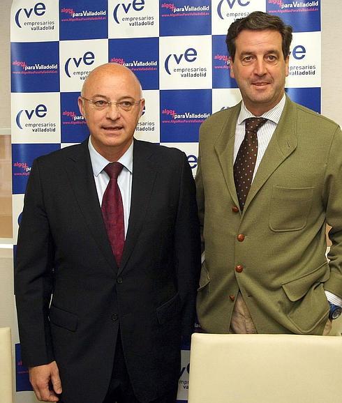 El presidente de la CVE, José Antonio de Pedro (derecha), y el presidente de la Comisión de Internacionalización de la patronal provincial, José Félix Lizalde, presentan sus servicios de apoyo a la internacionalización de las pymes