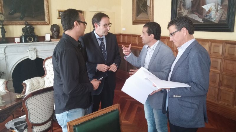 Los representantes municipales con el presdiente de Fedispa.