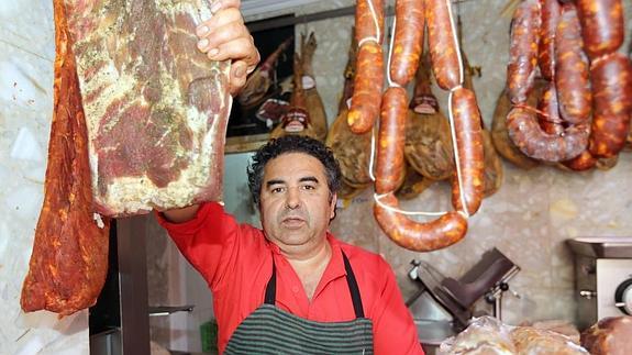 JoséB Bustamante, en la carnicería R. Castrillo