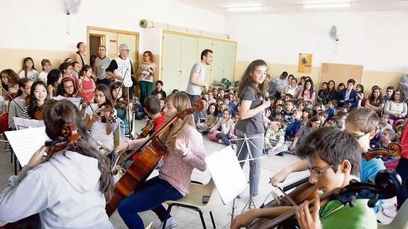 Los alumnos de la escuela de música de Santa Cecilia en un momento del ensayo. 