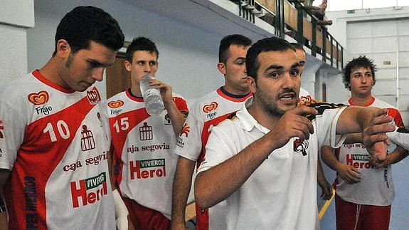 Álvaro Senovilla, durante su anterior etapa en el Balonmano Nava. 