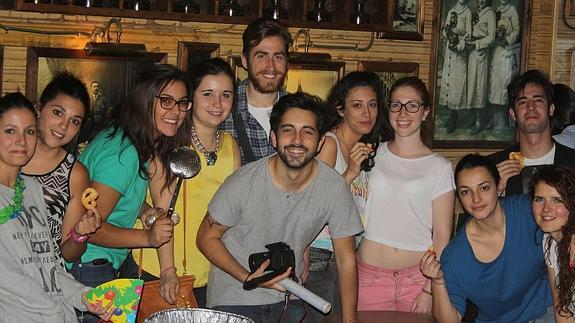 Alumnos de Publicidad que han participado en el taller de elaboración de 'pretzels'.