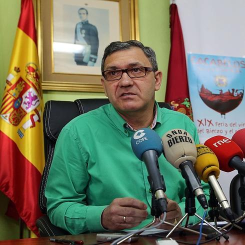 La sede del PP en Cacabelos amanece con pintadas con símbolos comunistas e insultos