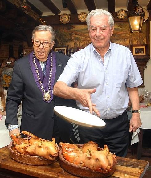 El escritor peruano, Mario Vargas Llosa, lanza el plato después de trinchar el cochinillo, en su visita al Hay de Segovia del año pasado.