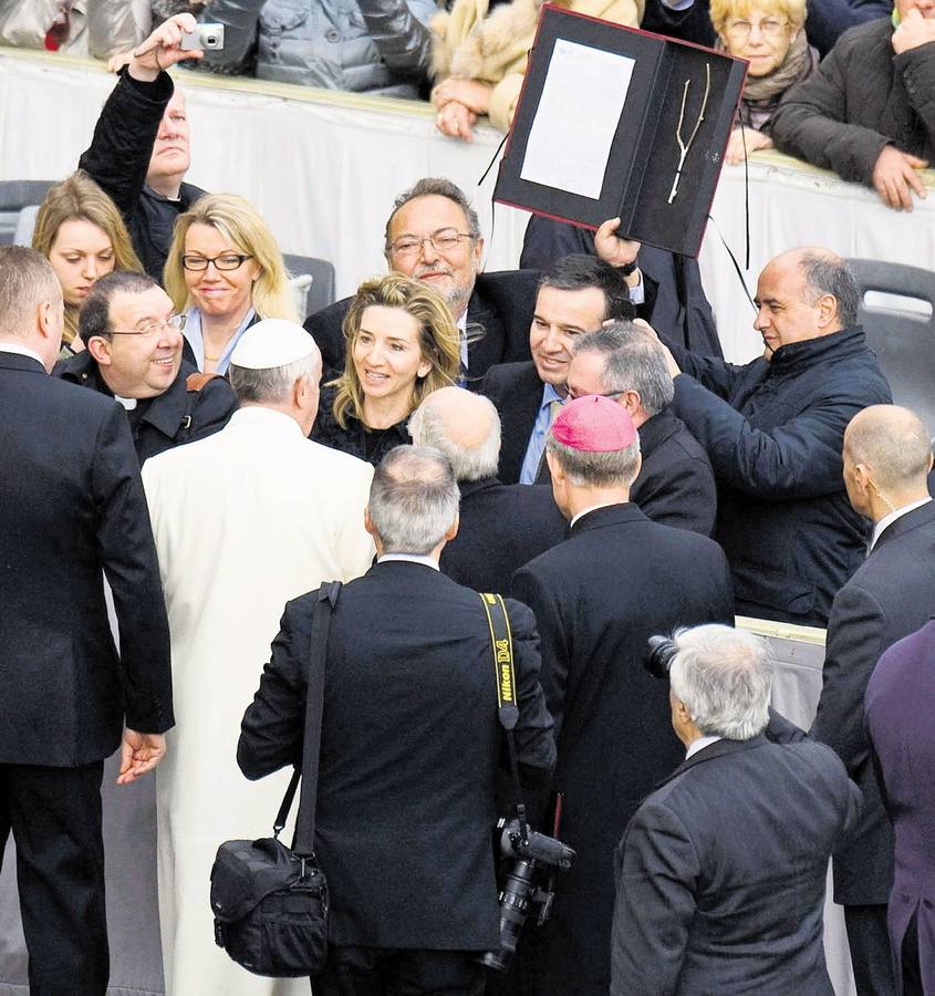 El Papa, con la delegación de Castilla yLeón que le visitó en febrero pasado en la capital romana. EFE