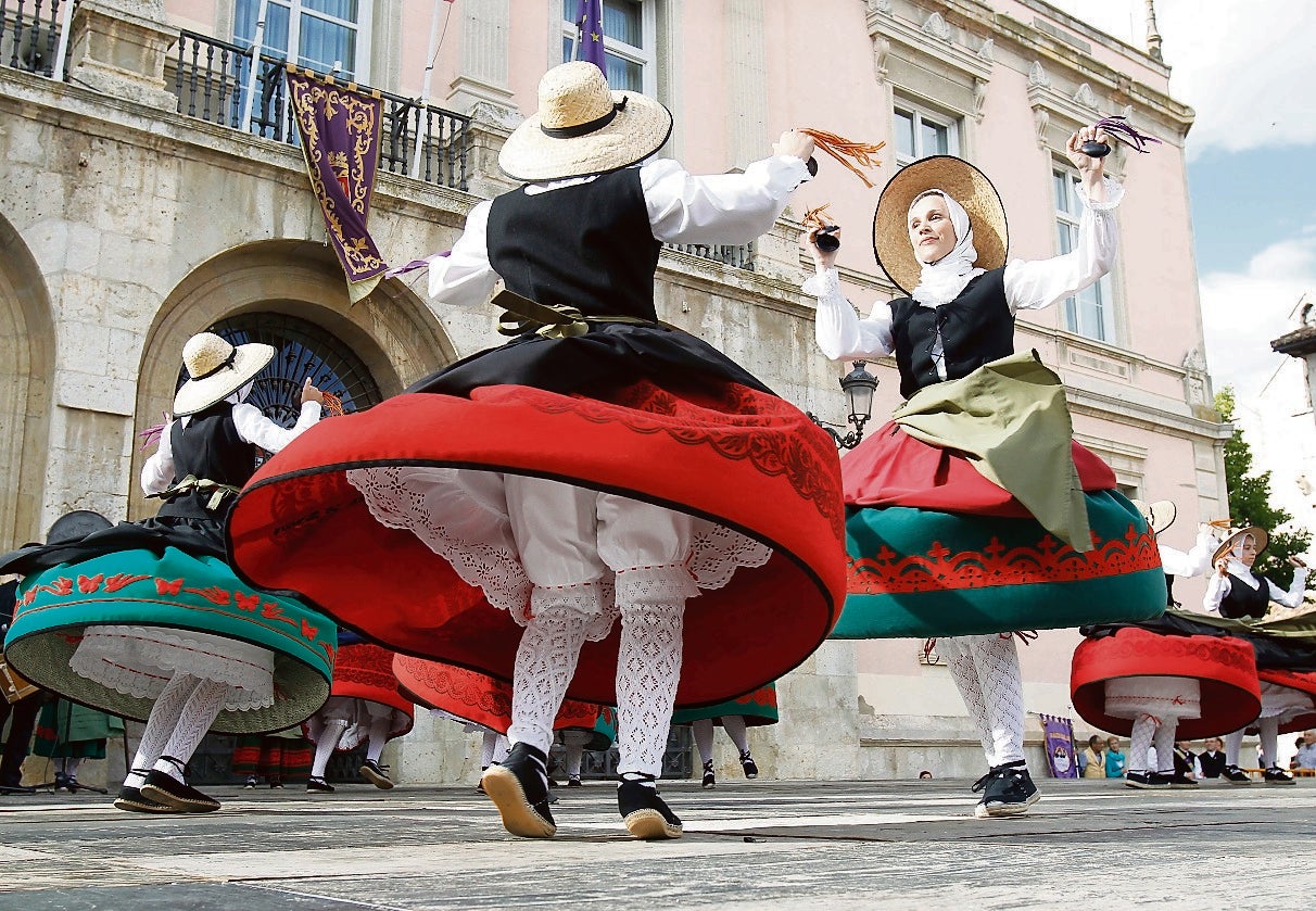 Grupo de danzas del barrio del Ave María, durante el festival.M. de la Fuente