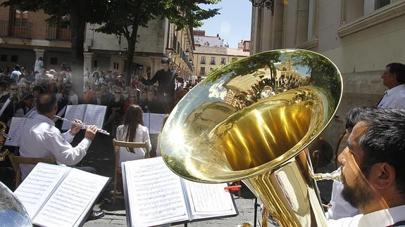 Actuación de la Banda de Música Comarcal del Cerrato, dirigida por Luis Ángel Polanco, en su actuación en la plaza de San Francisco.