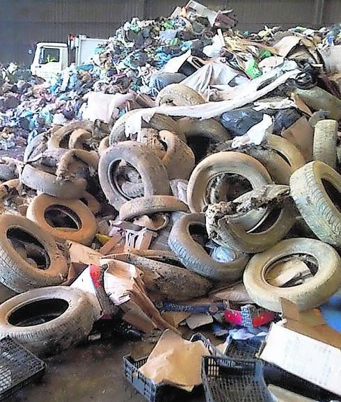 Neumáticos arrojados a contenedores, recogidos en las instalaciones de un centro de tratamiento de residuos de la comunidad.