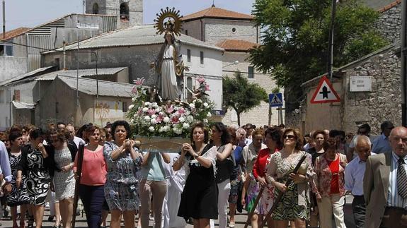 Las mujeres llevan a hombros la imagen.