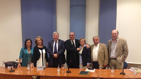 José María Muñoz Quirós, en el centro, junto a los miembros del tribunal. El Norte