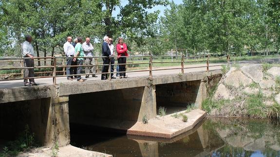 Visita a las obras de mejora ejecutadas en el río Castrón. EL NORTE