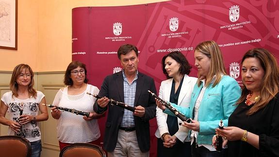 El presidente y la directora del Instituto de la Cultura Tradicional Manuel González Herrero, Francisco Vázquez y Sara Dueñas, entregan los instrumentos musicales a diversos ayuntamientos y asociaciones.