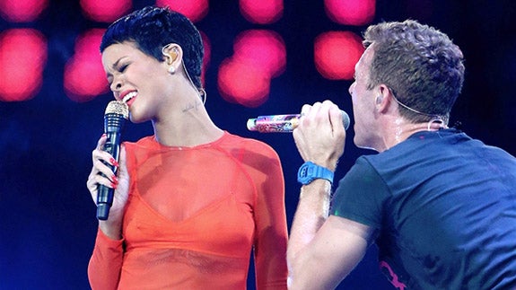 Rihanna cantando con Chris Martin