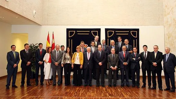 Los miembros del consejo de la APD con el presidente Herrera y el consejero Tomás Villanueva. 