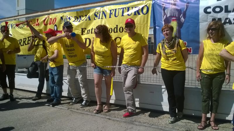 Nueve trabajadores de Nutrexpa se encadenan para pedir respeto en la negociación