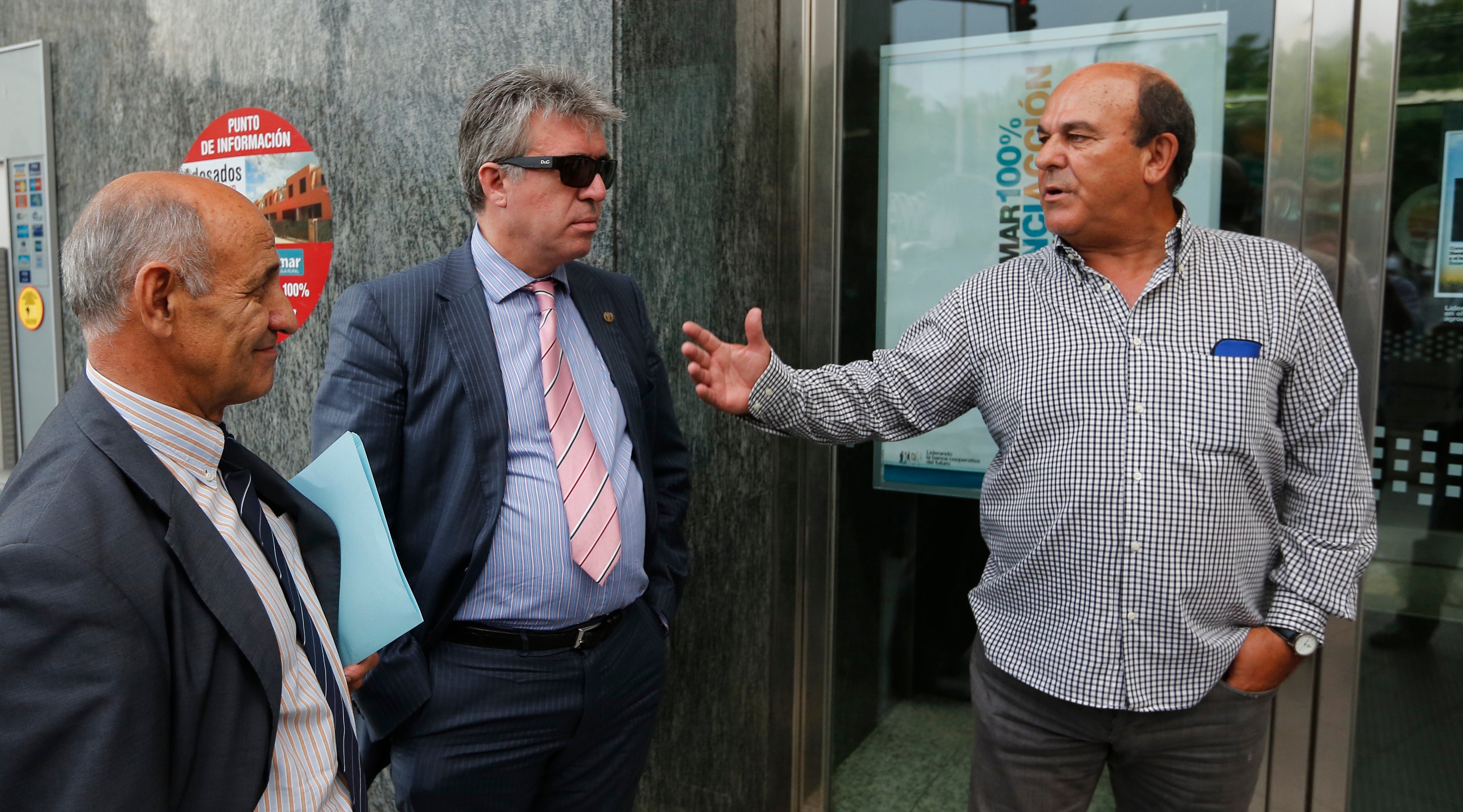 José Carlos Muñoz conversa con Óscar Simón antes de la asamblea. l