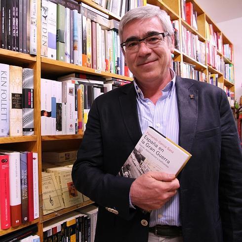 Fernando García Sanz, en la librería Antares. 