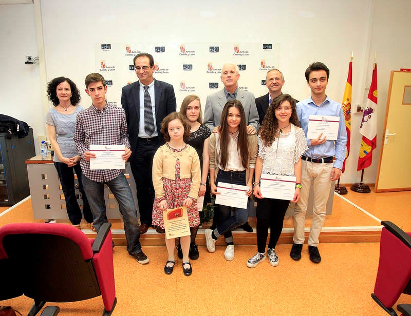 El delegado de la Junta y representantes de la Dirección Provincial de Educación posan con algunos alumnos premiados. 