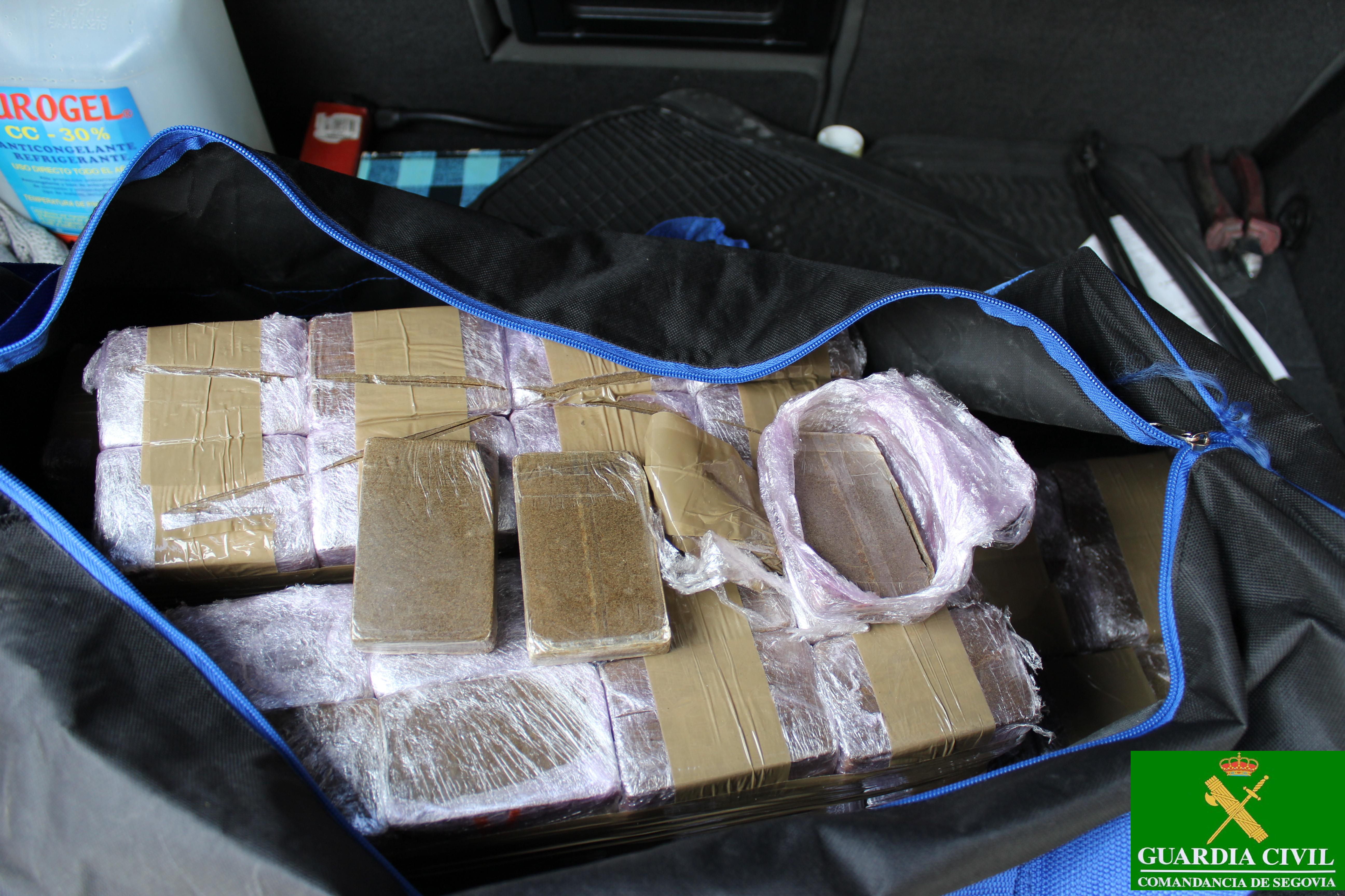 Los kilos de hachís, dispuestos en tabletas para su venta, que fueron incautados por la Guardia Civil al conductor de un vehículo.