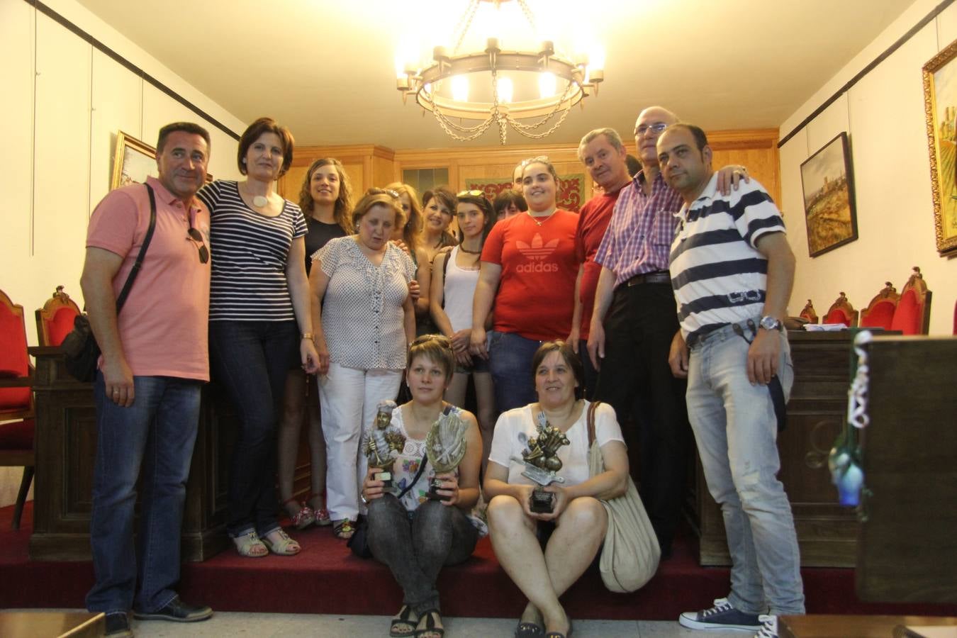 Participantes y miembros del jurado rodean a las ganadoras del concurso.