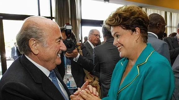 Dilma Rousellf saluda a Blatter antes del partido inaugural. 