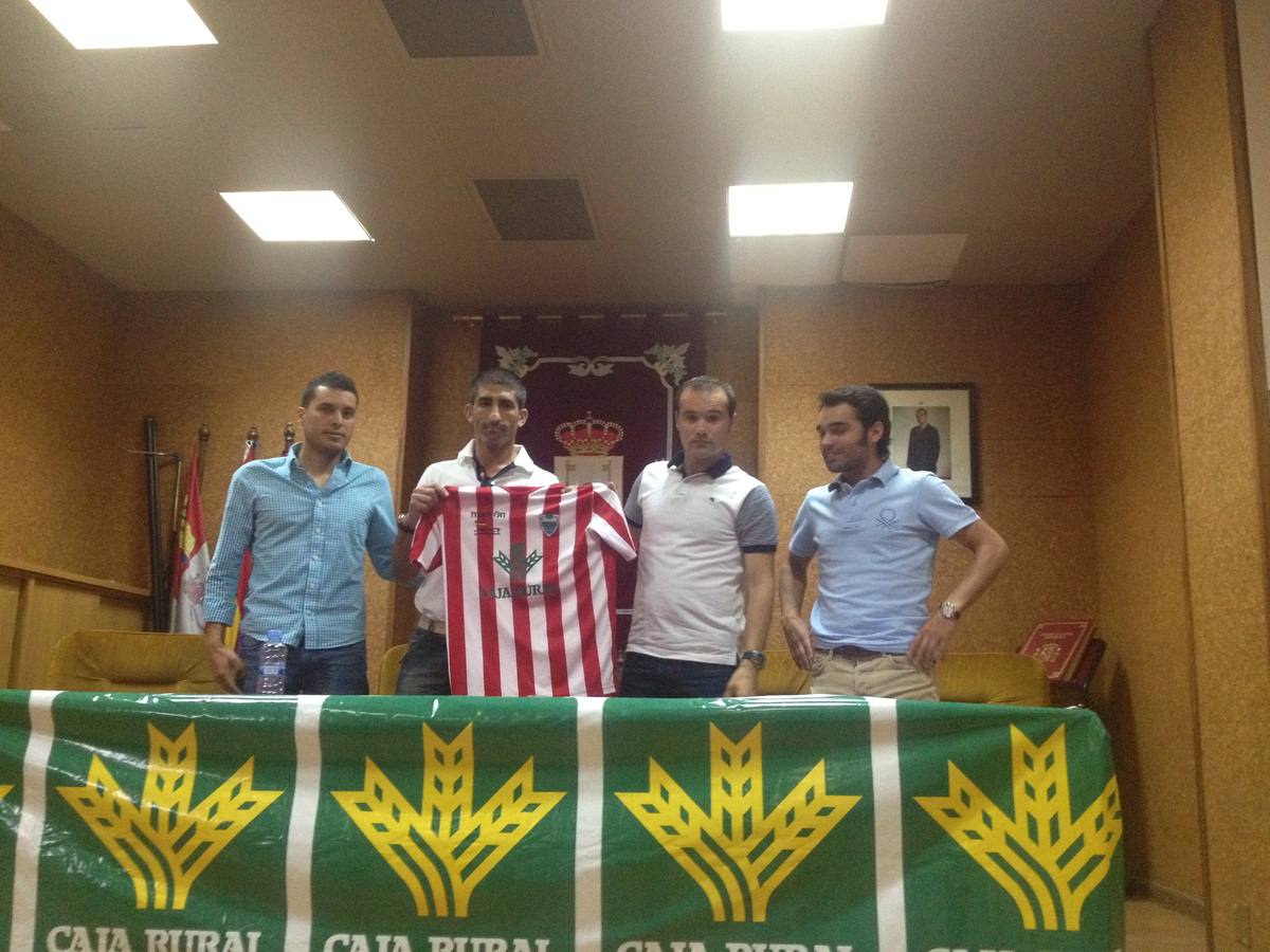 Imagen de la presentación de Turiel como nuevo técnico. El Norte