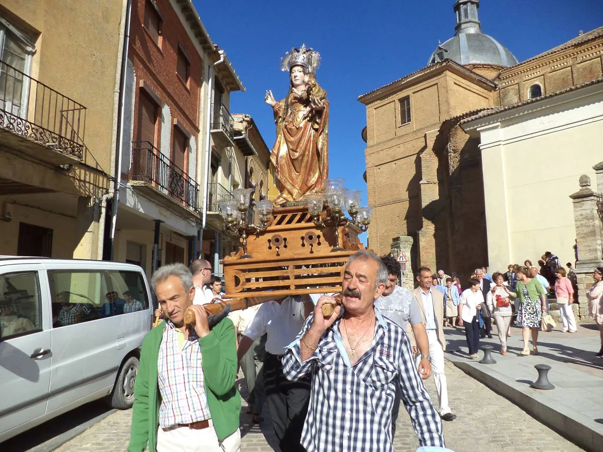 La Virgen de Fuentes en procesión por las calles del pueblo 