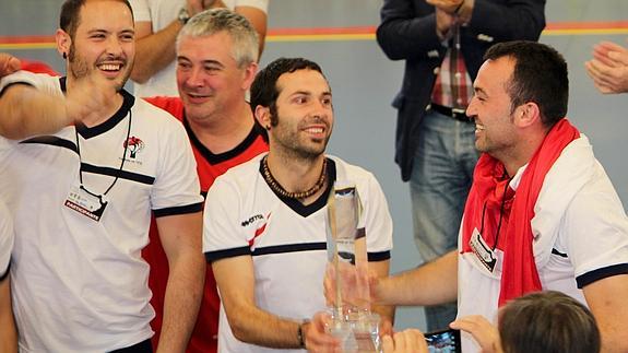 Jugadores del club navero celebran el ascenso.