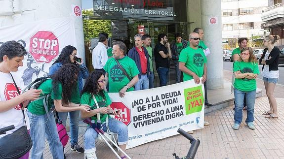 Concentración de la Plataforma Stop Deshaucios, en apoyo al encierro de Severiano Mostaza en la Junta de Castilla y León, en contra del deshaucio de su hijo con un 97% de discapacidad.