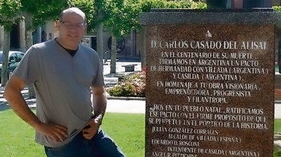 José Antonio Alonso, junto al monumento a Casado del Alisal.