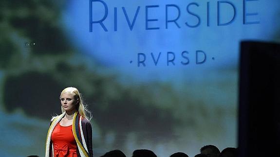 Riverside viste a una mujer urbana con una colección chic y vintage