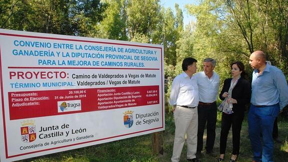 Francisco Vázquez y Silvia Clemente, con los alacaldes de Valdeprados y Vegas de Matute. 
