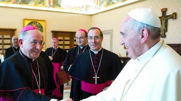 El arzobispo de Burgos, Francisco Gil Hellín, con el papa Francisco el pasado 24 de febrero en una recepción en Roma. 