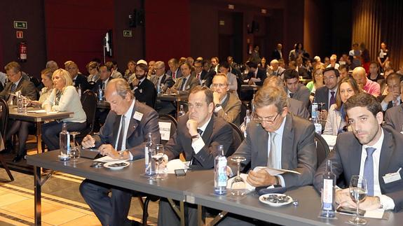 Empresarios y representantes de las administraciones públicas asistentes al I Congreso de Empresa Familiar de Castilla y León, ayer, en Valladolid. 