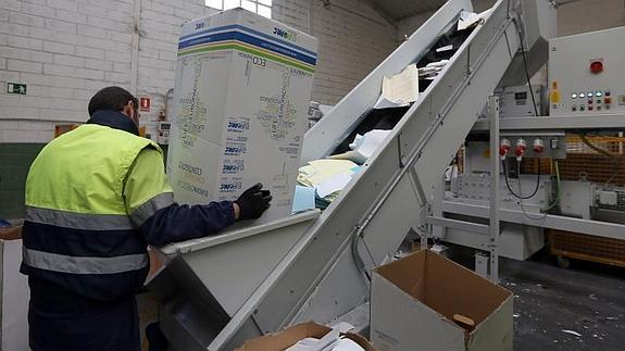 Un operario en una de las instalaciones de Europac./ 