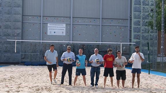 Inauguración de la nueva pista de voley playa de la Ciudad Deportiva de La Albuera. 