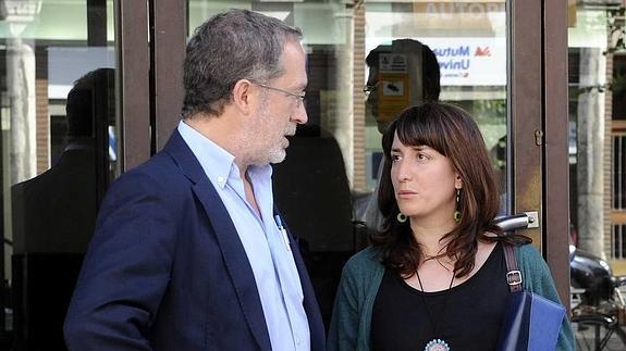 Los concejales de IU Manuel Saravia y María Sánchez. 