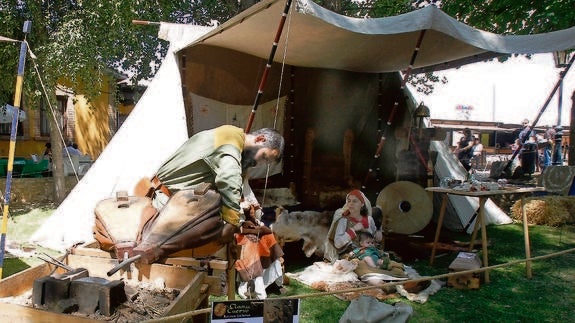 El trabajo del herrero, en la recreación de la asociación El Clan del Cuervo.