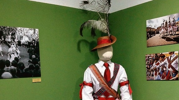 Traje de danzante y fotografias de la exposición.