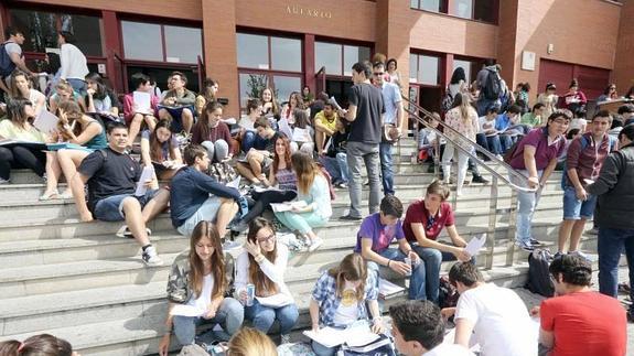 Estudiantes de repasan las materias de selectividad el pasado 10 de junio. HENAR SASTRE