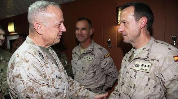 El general de Estados Unidos, John R. Allen, saluda en Afganistán (2013) al entonces coronel Gorjón Recio. EL NORTE